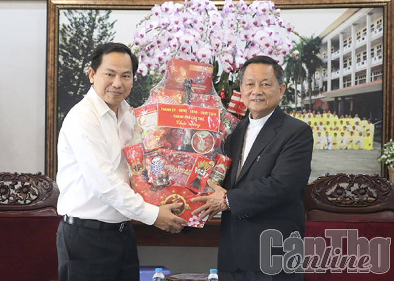 Lãnh đạo TP Cần Thơ thăm và chúc mừng Giáng sinh tại Tòa Giám mục Long Xuyên
