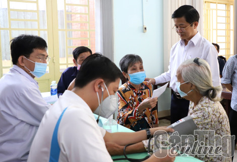 Tặng quà và khám bệnh, cấp thuốc miễn phí