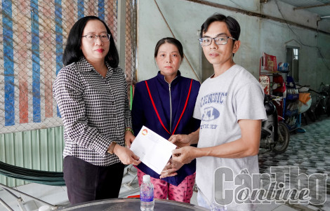 Lãnh đạo Mặt trận thành phố thăm hỏi, hỗ trợ gia đình có người bị thiệt mạng do hỏa hoạn