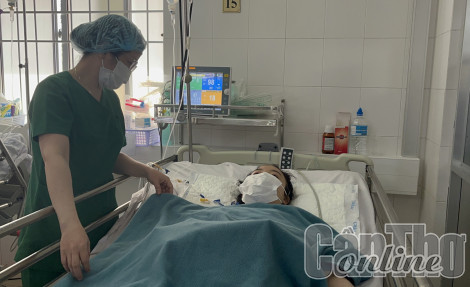 Huy động nhiều bác sĩ chuyên khoa cứu sống bệnh nhân bị tai nạn giao thông nguy kịch