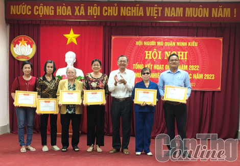 Chăm lo đời sống hội viên người mù