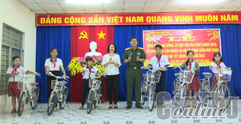 Ban tổ chức Tết Quân Dân tặng học bổng, xe đạp cho học sinh vượt khó học tốt