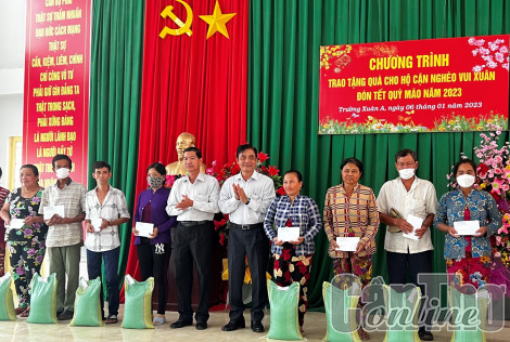 Tặng quà Tết gia đình chính sách, hộ nghèo, hoàn cảnh khó khăn...