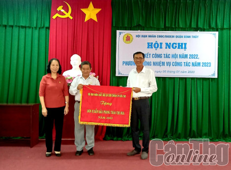 Hội NNCÐDC/dioxin quận Bình Thủy vinh dự nhận Cờ thi đua đơn vị dẫn đầu năm 2022