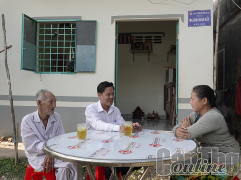 Tận tụy phục vụ nhân dân