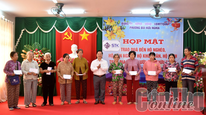Lãnh đạo thành phố tặng quà cho các gia đình chính sách, hộ nghèo, người có hoàn cảnh khó khăn