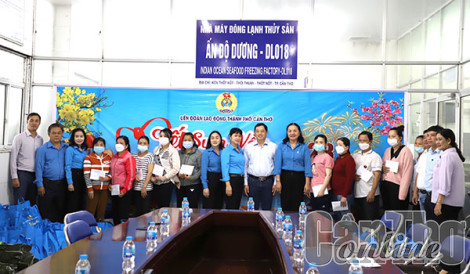 Thăm hỏi, tặng quà Tết cho công nhân lao động có hoàn cảnh khó khăn