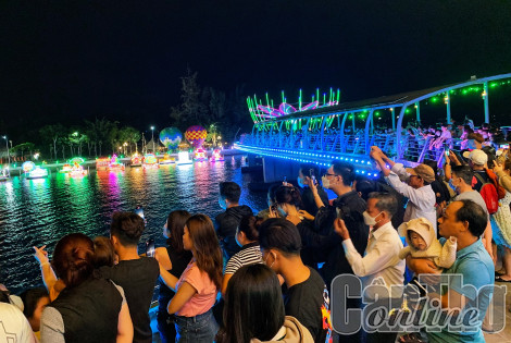 Khoảng 100.000 lượt khách đến tham quan Ngày hội Du lịch - Đêm hoa đăng Ninh Kiều
