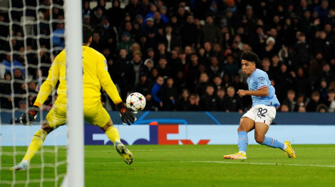 Lewis - ngôi sao đang lên tại Man City