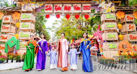 Du Xuân, thướt tha áo dài lụa