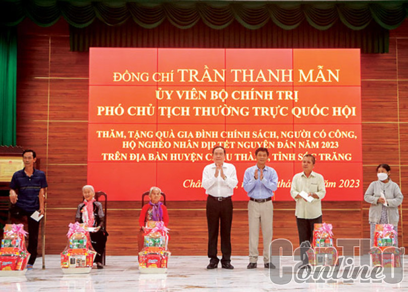 Ủy viên Bộ Chính trị, Phó Chủ tịch Thường trực Quốc hội Trần Thanh Mẫn thăm, tặng quà tại tỉnh Sóc Trăng