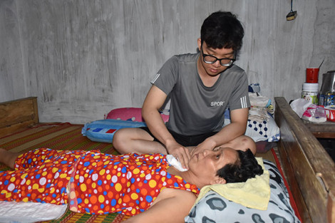 Hết lòng chăm lo cha mẹ bệnh tật