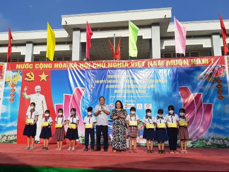 Bác sĩ Cần Thơ khám bệnh, tặng quà Tết cho bà con Sóc Trăng