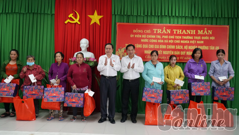 Đồng chí Trần Thanh Mẫn tặng quà, chúc Tết tại phường Tân An, quận Ninh Kiều