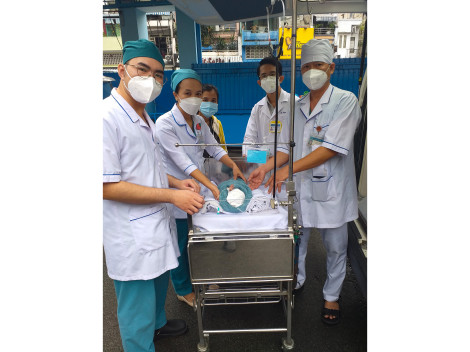 Em bé non tháng được chuyển từ bệnh viện tuyến trên về Cần Thơ tiếp tục điều trị