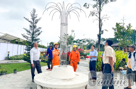 Kiểm tra an toàn điện tại công viên, đường hoa phục vụ Tết 2023