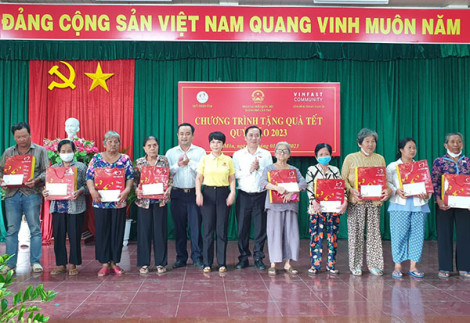 Tặng 1.200 phần quà cho hộ nghèo, cận nghèo