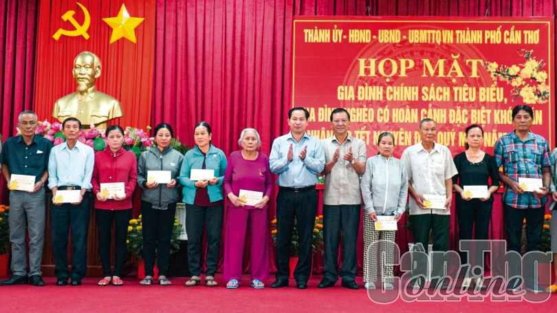 Lãnh đạo thành phố tặng quà gia đình chính sách, hộ đặc biệt khó khăn, chúc Tết các bệnh viện