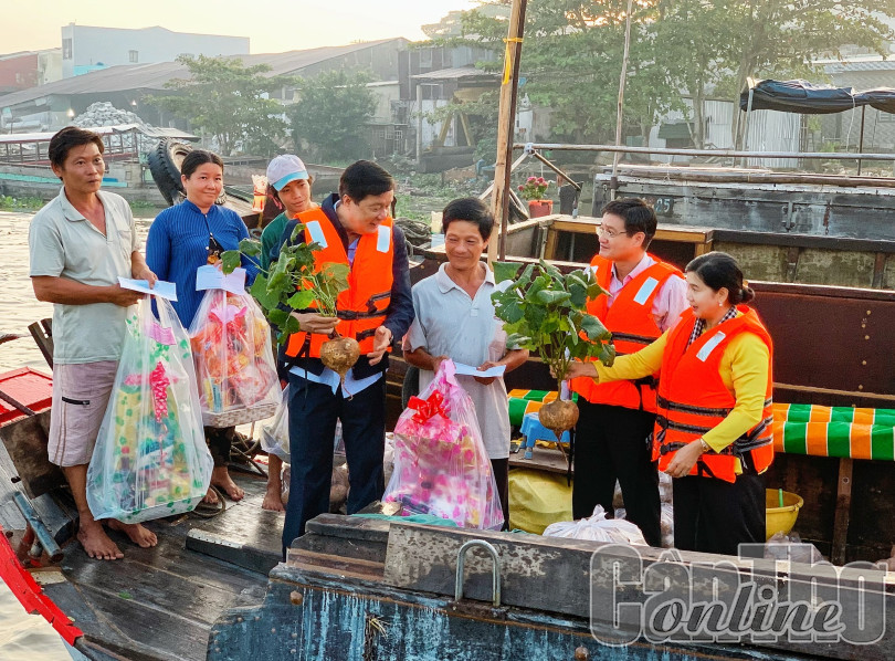 Trao 400 phần quà cho các tiểu thương trên chợ nổi Cái Răng