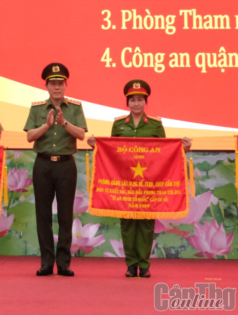 Phòng Cảnh sát quản lý hành chính về trật tự xã hội Công an TP Cần Thơ được Bộ Công an tặng Cờ thi đua