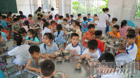 Bảo đảm sự phát triển toàn diện về thể chất, tinh thần cho học sinh