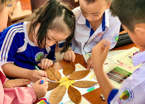 Trưng bày các sản phẩm của học sinh kêu gọi hành động bảo vệ môi trường