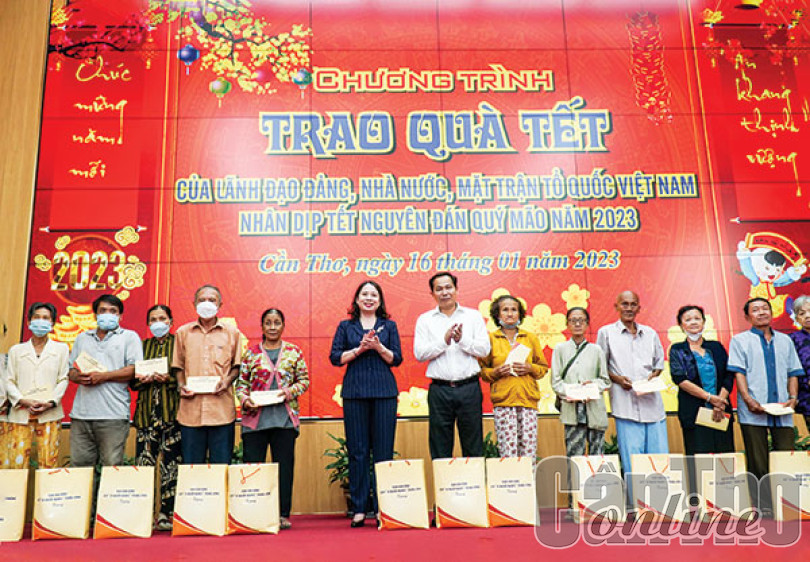 Tổ chức nhiều  hoạt động họp mặt, chúc Tết  và tặng quà gia  đình chính sách, hộ khó khăn