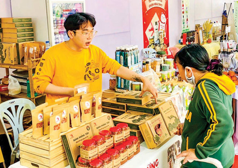 Quy tụ hàng trăm mặt hàng nông sản, đặc sản địa phương