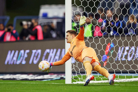 Người hùng Stegen đưa Barcelona vào chung kết