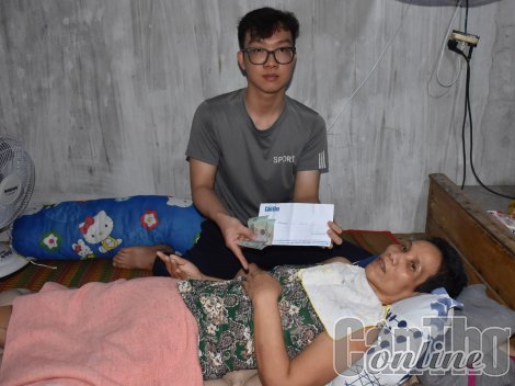 Trao tiền từ thiện