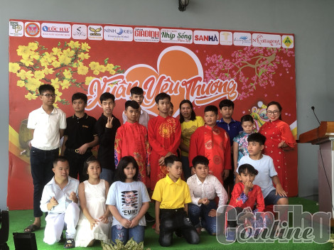 “Xuân yêu thương” đến với 200 trẻ em có hoàn cảnh đặc biệt khó khăn