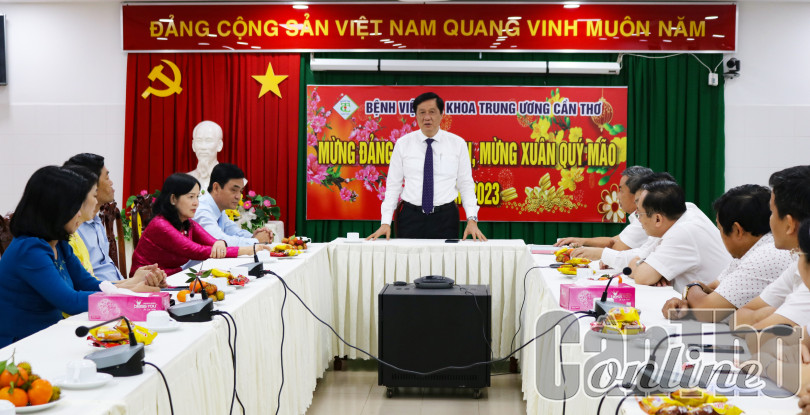 Lãnh đạo thành phố thăm và chúc tết lực lượng vũ trang, bệnh viện