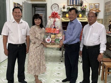 Thăm, chúc Tết gia đình cán bộ hy sinh, từ trần diện Thành ủy quản lý