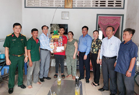 Thăm, tặng quà thanh niên chuẩn bị nhập ngũ