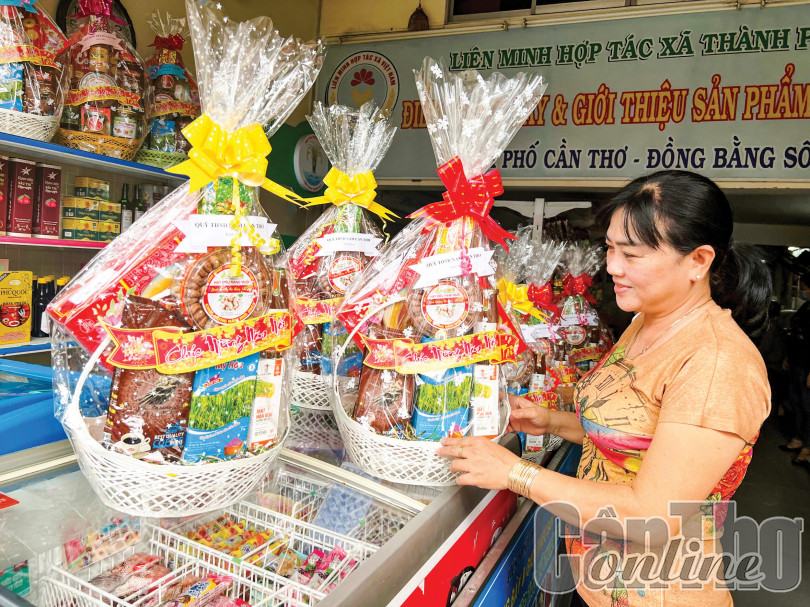 Hợp tác xã liên kết làm giỏ quà Tết