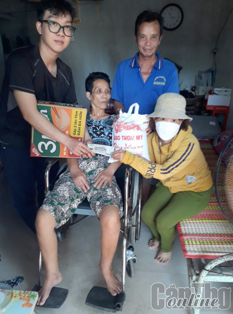 Trao tiền từ thiện