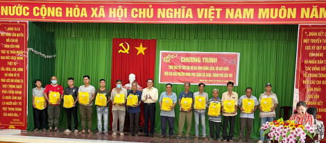 Tặng quà Tết cho hộ gia đình chính sách, hộ khó khăn trên địa bàn phường Hưng Phú