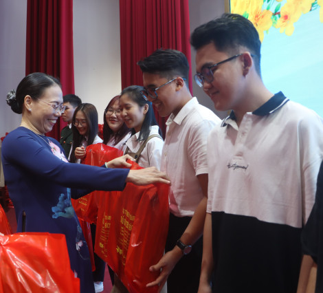 Sóc Trăng: Trao 371 suất học bổng khuyến học, khuyến tài