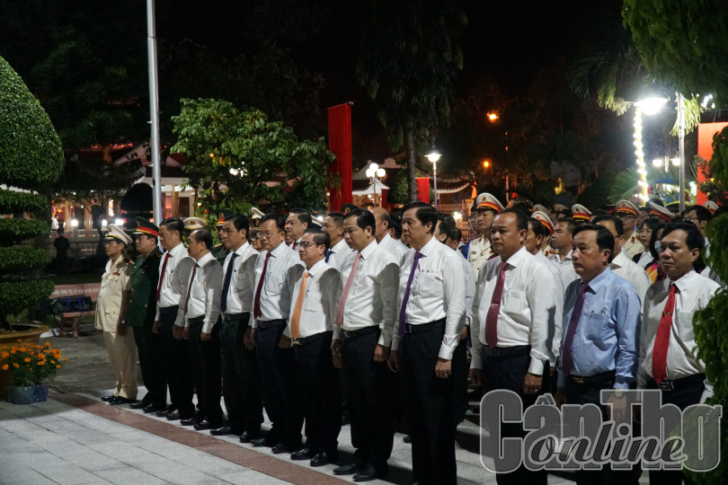 Lãnh đạo TP Cần Thơ viếng Nghĩa trang Liệt sĩ  thành phố và Tượng đài Bác Hồ