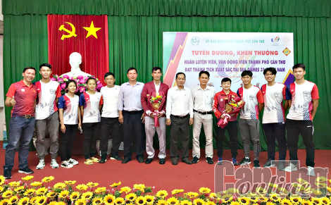 2 tháng, 2 HCV và 4 kỷ lục