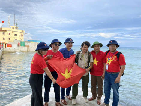 Hành trình vòng quanh thế giới cùng lá cờ Tổ quốc