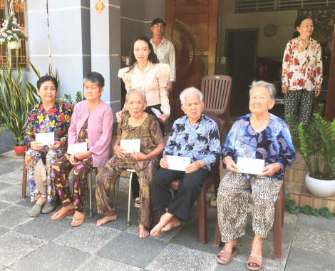 Tặng quà người già hoàn cảnh khó khăn, bệnh tật