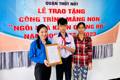 Bàn giao nhà Khăn quàng đỏ cho học sinh có hoàn cảnh khó khăn