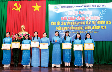 Ðồng hành, hỗ trợ chị em