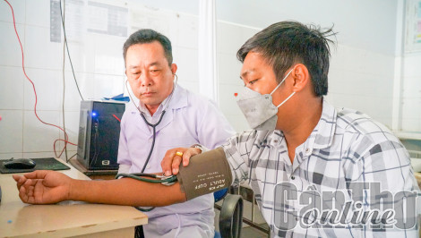 Tận tụy chăm sóc sức khỏe nhân dân