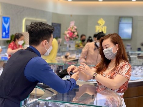 Thị trường trang sức sôi động trước Valentine