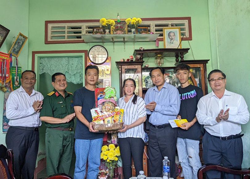 Lãnh đạo thành phố thăm và động viên thanh niên sẵn sàng nhập ngũ