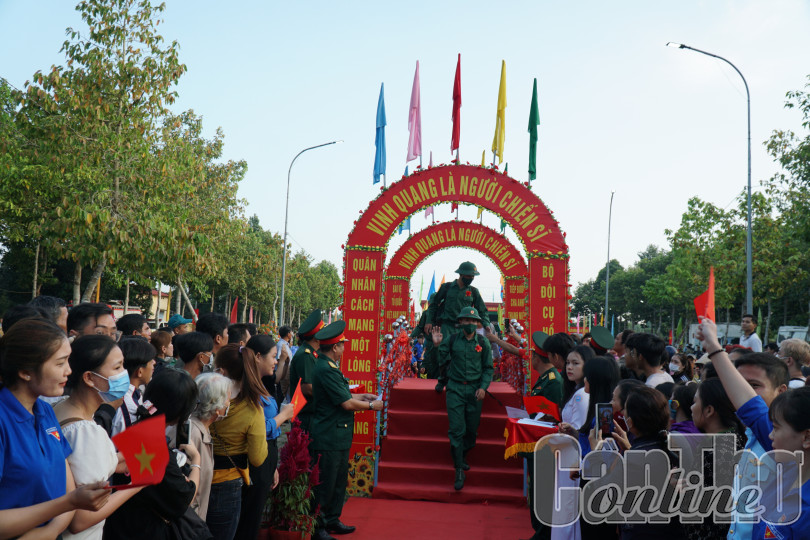 1.858 thanh niên TP Cần Thơ hăng hái lên đường nhập ngũ
