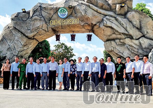 Lãnh đạo thành phố kiểm tra mô hình sản xuất nông nghiệp và phát triển du lịch trên địa bàn huyện Phong Ðiền