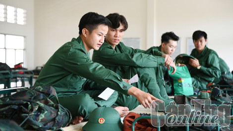 Trung đoàn Bộ binh 932 tiếp nhận huấn luyện 90 chiến sĩ mới